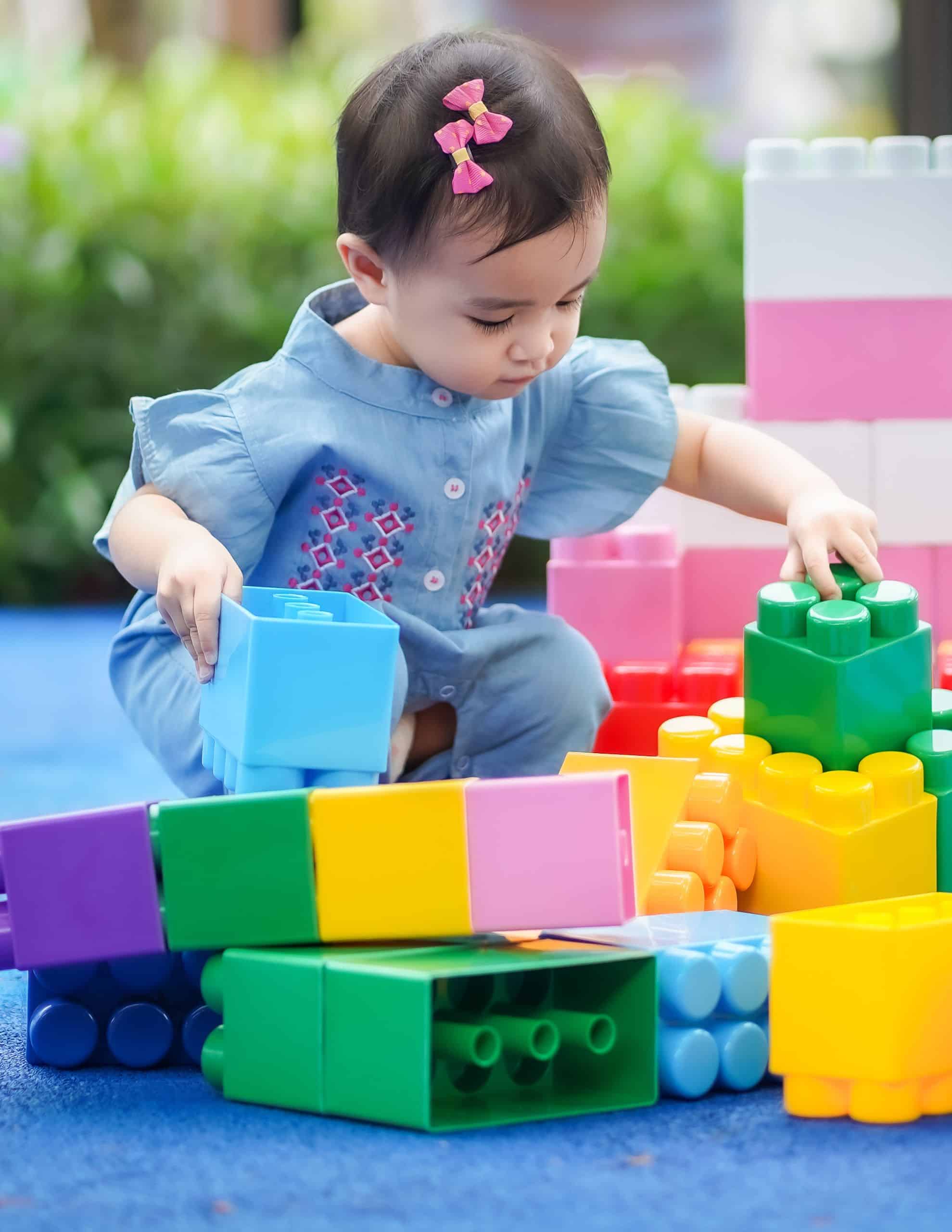 Enfant jouant avec des lego géants comme dans l'espace réservé aux enfants de moins de 5 ans de Loupy Park