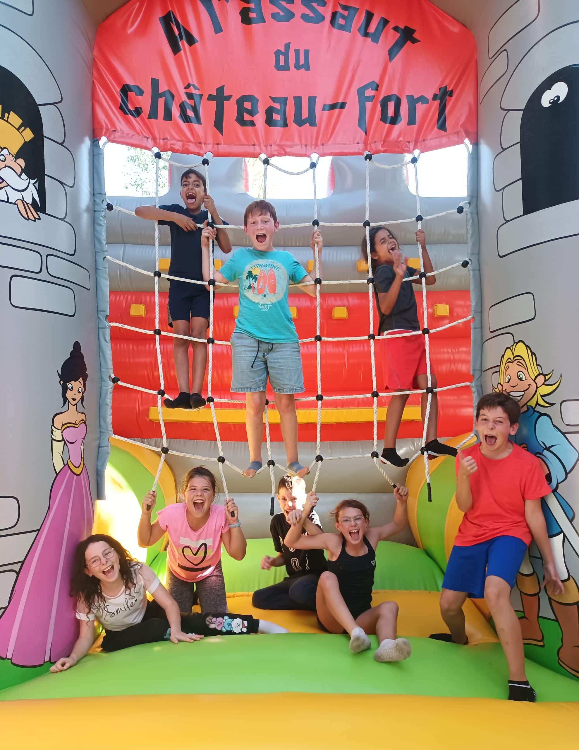 Enfants qui s'amusent dans le château gonflable de Loupy Park