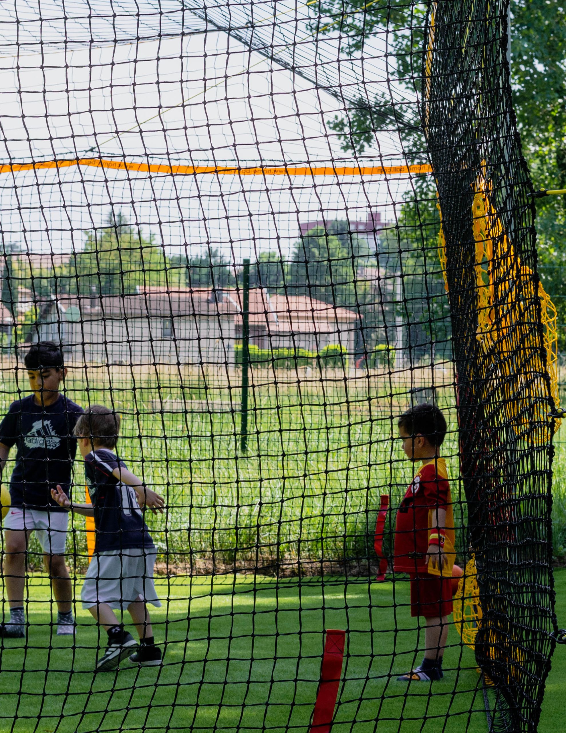 Enfants qui jouent au ballon dans le terrain de Homeball de Loupy Park
