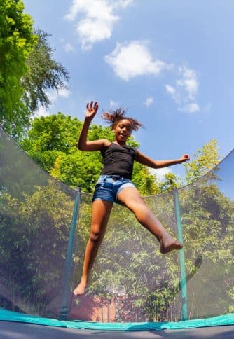 Fille qui fait du trampoline Kangui comme à Loupy Park